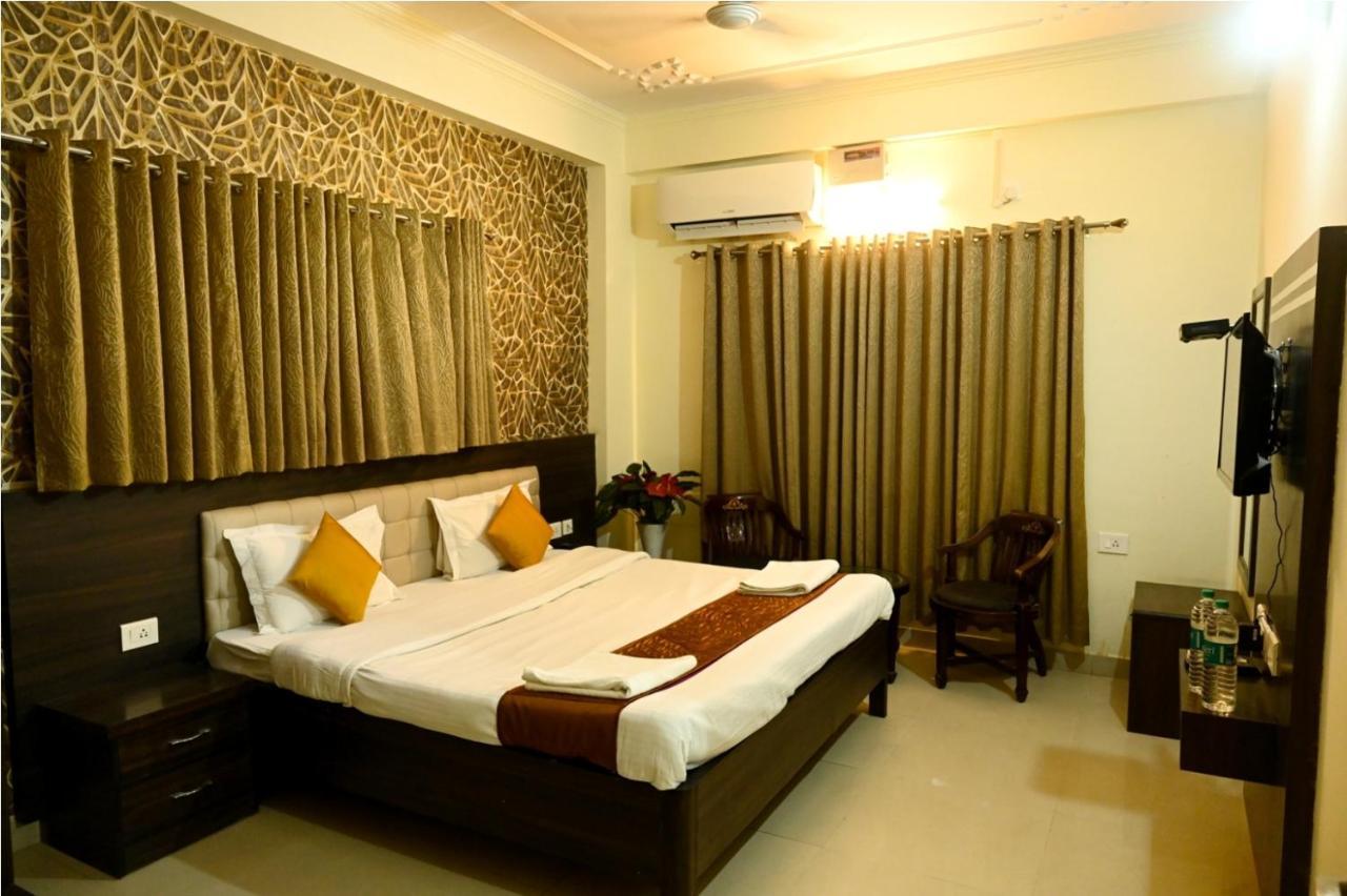 Ganga Darshanam Guesthouse At Dashashwamedh Ghat Varanasi Esterno foto
